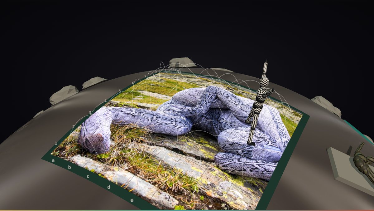 3D-Spiel: der kleine Planet mit dem Schachbrett, vollständig gehäutet – die Fotografie der Schlangenhaut-Figur liegt frei, darüber die Bögen des Springerwegs; daneben die Springer-Puppe im Schachbrett-Anzug