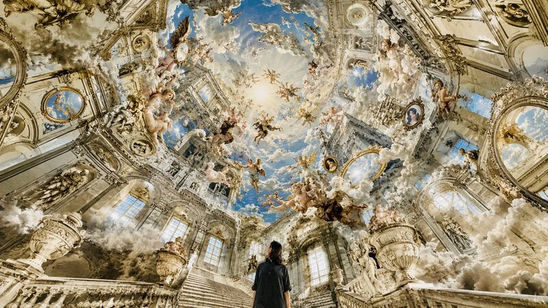 Deckenfresko, geöffnet — Das Gewölbe reißt auf, eine Figur steht im Lichtschacht. GöttwAIg Wunderkammer(21), AI-Bildcollage.