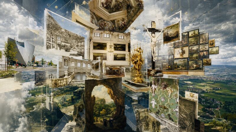 Bildersaal mit Retabel — Gemäldewand, Goldaltar und Scherbenlicht überlagern sich. GöttwAIg Wunderkammer(21), AI-Bildcollage.