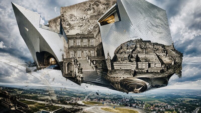 Plan und Modell — Weiße Keile tragen Grundriss, Modell und Gelände zugleich. GöttwAIg Wunderkammer(21), AI-Bildcollage.