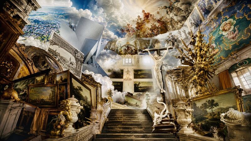 Weiße Stiege — Marmorstufen, Skulpturen und Wolken ohne Wand dazwischen. GöttwAIg Wunderkammer(21), AI-Bildcollage.