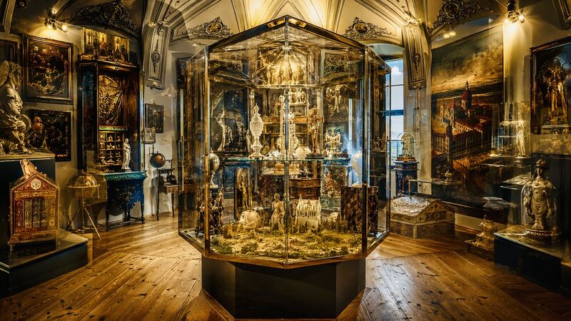 Schaukasten — Warmes Holz, Glas und vergoldete Objekte im Naturalienkabinett. GöttwAIg Wunderkammer(21), AI-Bildcollage.