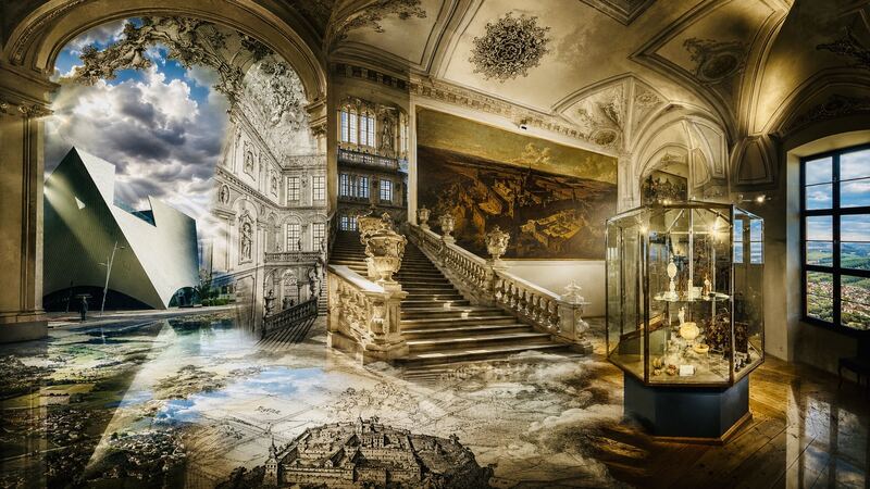 Vitrine am Fenster — Tageslicht, Glaskasten und ein Keil aus einer anderen Ordnung. GöttwAIg Wunderkammer(21), AI-Bildcollage.