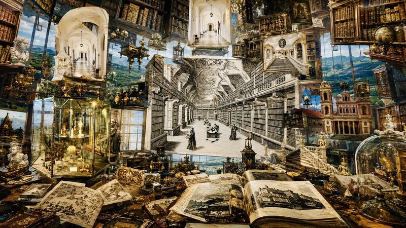 Bibliothek und Kasten — Bücherwand, Vitrine und Stichblätter im selben Zugriff. GöttwAIg Wunderkammer(21), AI-Bildcollage.