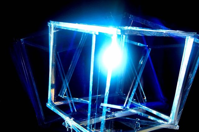 Rotation im UV-Licht — RAUM 11, Markus Wintersberger 2011/2012