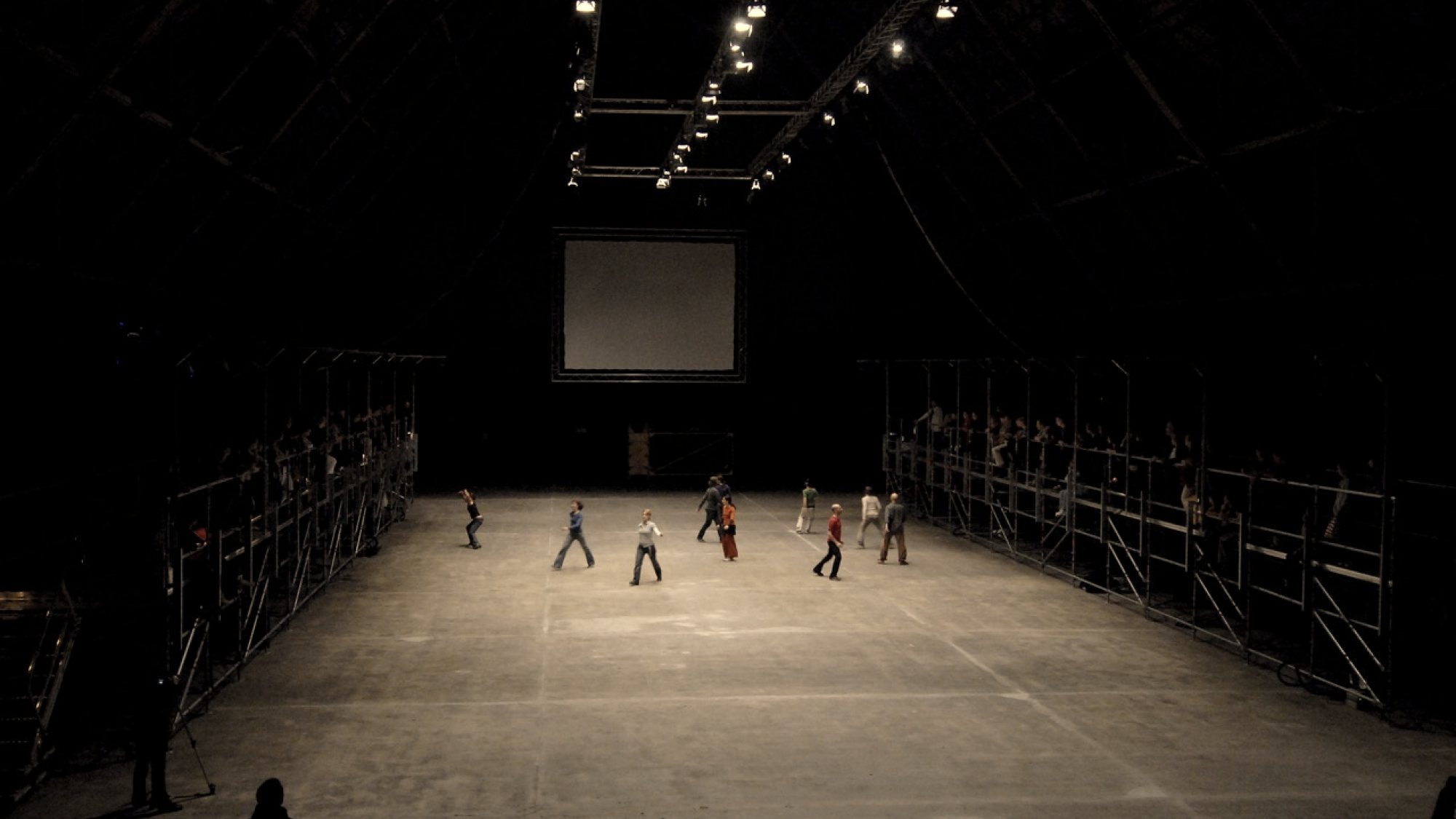 Die ehemalige Viehauktionshalle Weimar im September 2008: Tribünen aus Gerüsten, Leinwand, Tänzer:innen auf der Hallenfläche (Bildarchiv 2008)